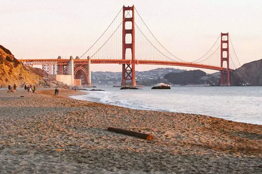 샌프란시스코의 베이커 비치는 배경에 Golden Gate Bridge 가 보이는 사진입니다.