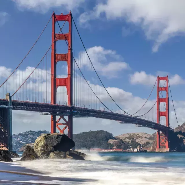 Una foto del Golden Gate Bridge in una giornata luminosa e soleggiata. 